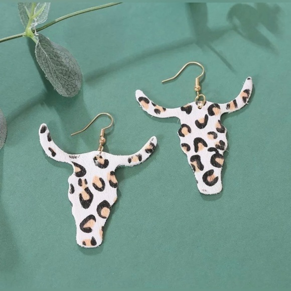 Ramblin Ris Jewelry - 𝅺3/$15 Leather Leopard Print Earrings 🐆